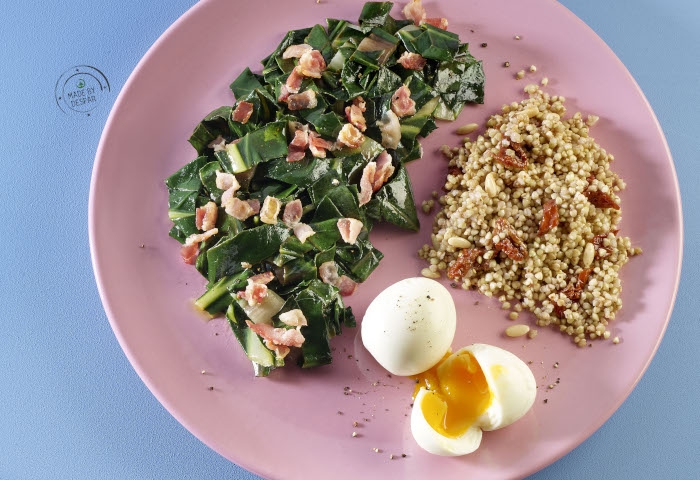 Bieta stufata al bacon, uovo barzotto e grano saraceno con pomodori secchi e pinoli