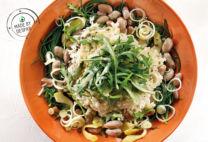 Bowl con agretti, rucola, carciofi, cipollotto, riso basmati e fagioli stregoni, con salsa tahina all’arancia