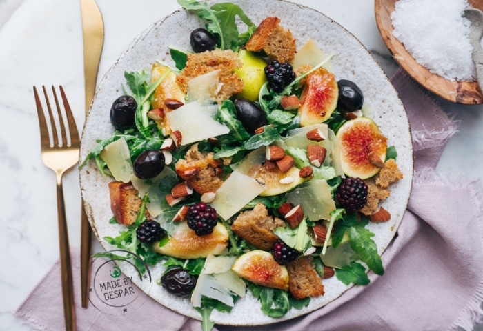 Bowl con fichi, pecorino, olive e crostini