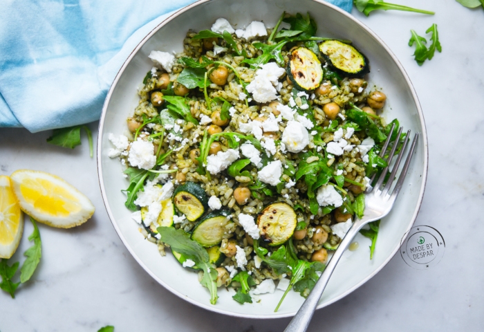Bowl con riso integrale, ceci, pesto e feta