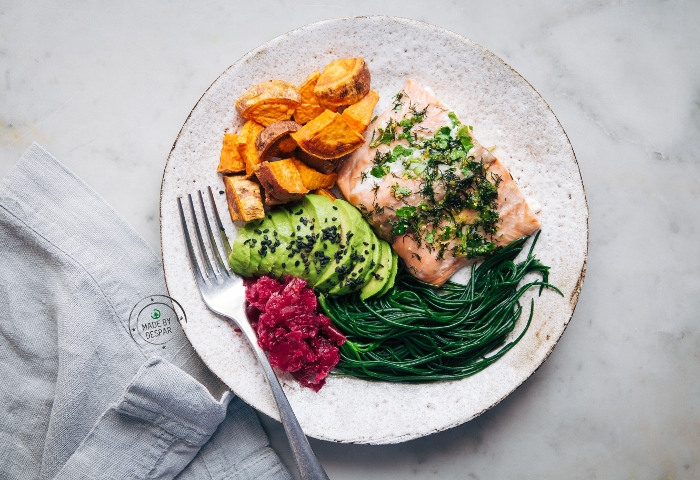 Bowl con salmone selvaggio, patate dolci, agretti e barbabietole
