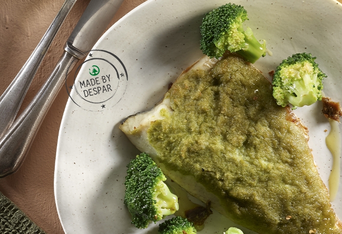 Branzino in crosta di broccoli e acciughe con salsa al limone e zafferano