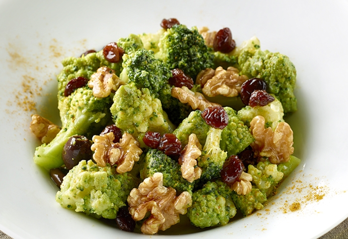 Broccoli con noci e uvetta