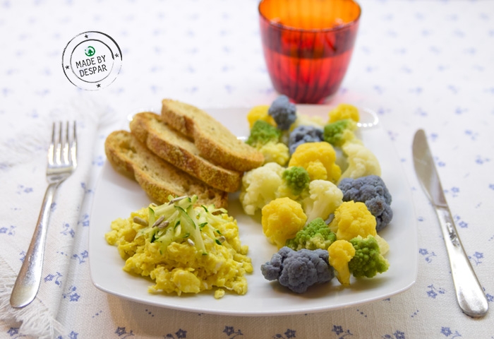 Brunch sano e sfizioso: rosette di cavolfiori, uova strapazzate e pane integrale