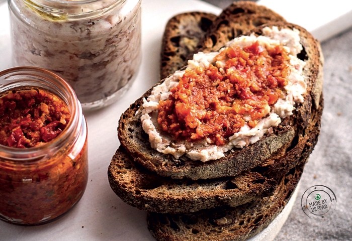 Bruschette con crema di borlotti e pesto di pomodori secchi