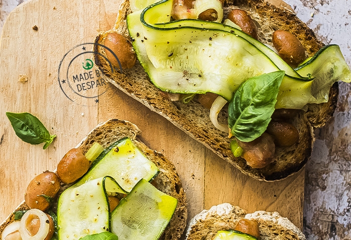Bruschette integrali con fagioli e zucchine marinate