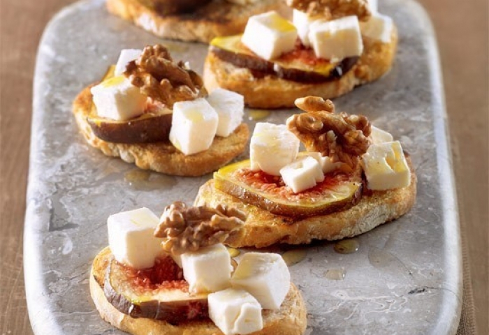Bruschette integrali con fichi e feta greca