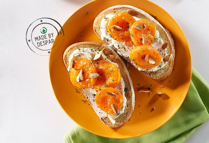 Bruschette integrali con robiola e albicocche aromatizzate al miele e timo