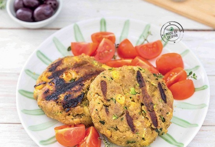Burger di tonno e acciughe con olive nere e capperi