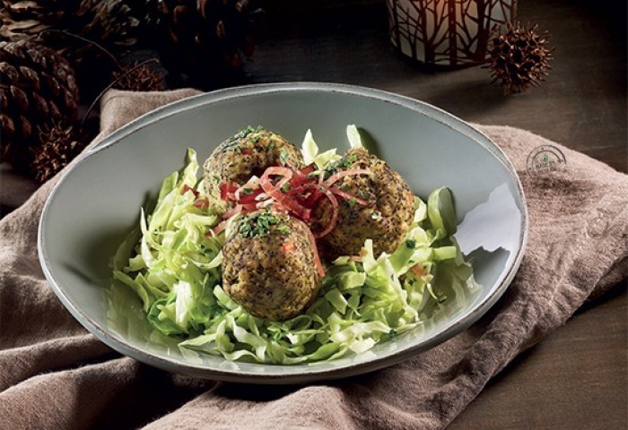 Canederli con insalatina di cavolo cappuccio e speck