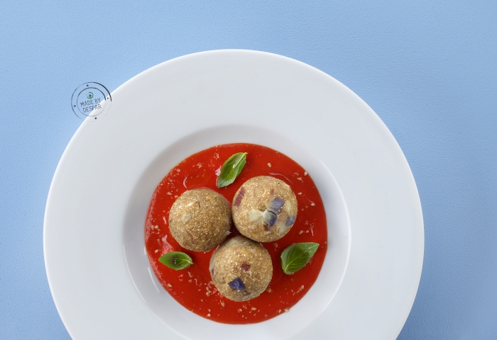 Canederli estivi di melanzane e speck su crema fredda di peperoni al basilico