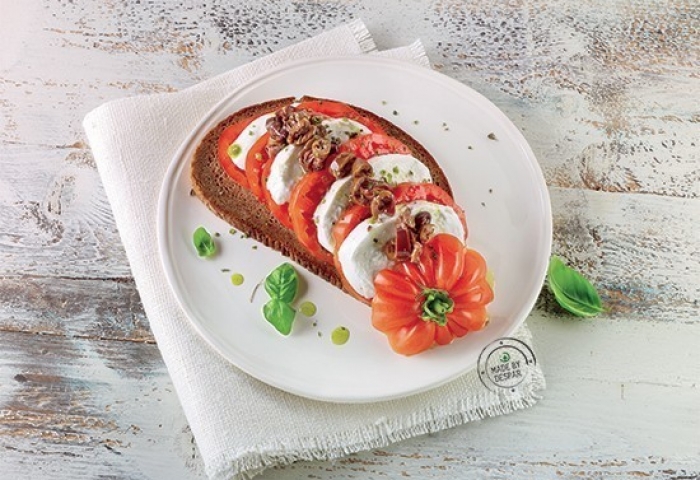 Caprese con pane integrale, olive taggiasche e olio al basilico