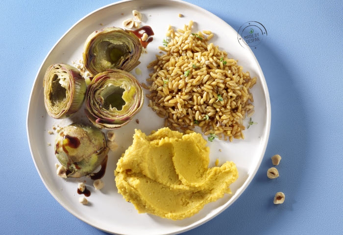 Carciofi al balsamico con nocciole, crema di lenticchie rosse alla curcuma e kamut al timo