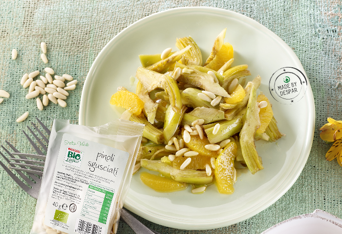 Carciofi marinati con pinoli e arancia