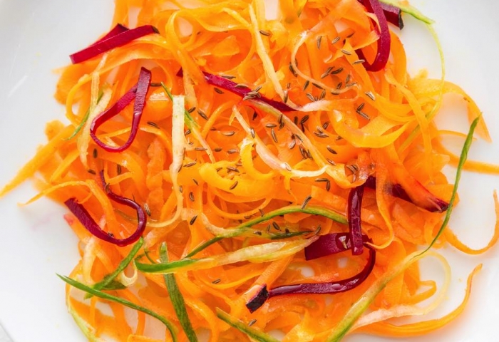 Carote, barbabietola e cetriolo con olio al cumino
