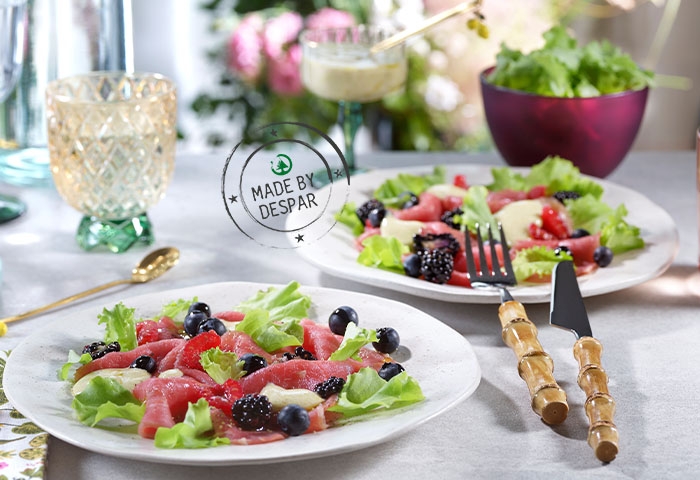 Carpaccio di manzo con insalatina ai frutti di bosco e salsa allo yogurt e senape