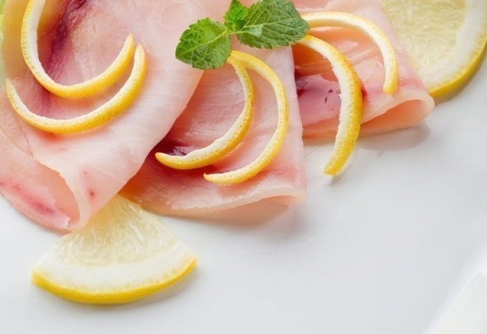 Carpaccio di spada con pesche, mango e olive