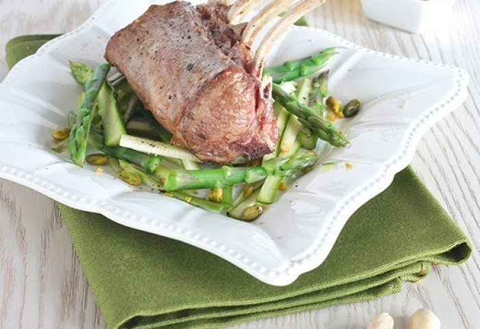 Carrè di agnello agli asparagi e pistacchi