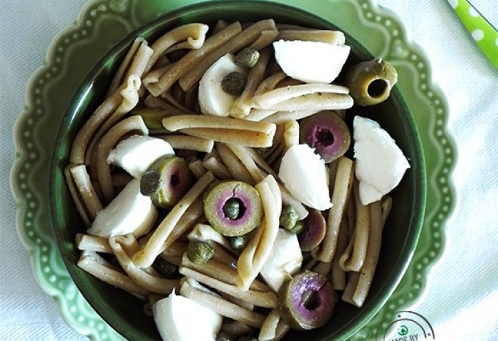 Caserecce di farro integrale con pesto, olive verdi, capperi e mozzarella