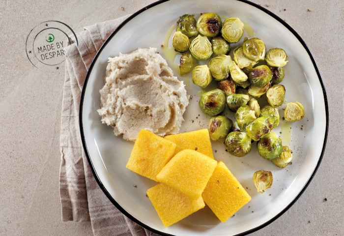 Cavolini di Bruxelles arrosto, mousse di cannellini e baccalà e polenta croccante
