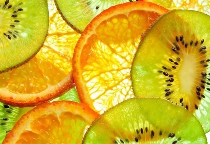 Centrifugato con arance, mela, kiwi e zenzero