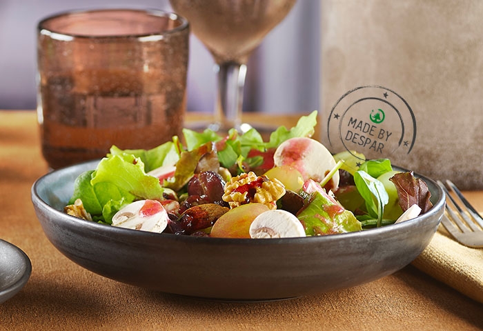 Champignon in insalata di uva e frutta secca con dressing di melagrana al balsamico