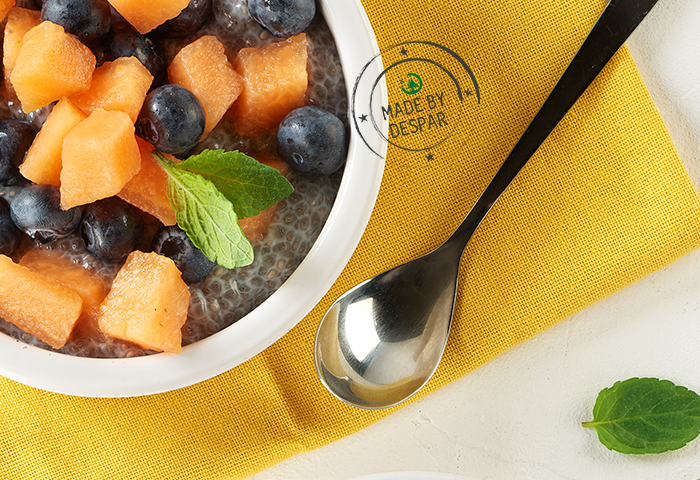 Chia pudding alla vaniglia con melone, mirtilli e menta