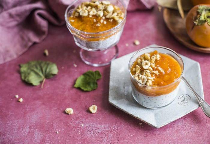 Chia pudding allo yogurt con purea di cachi e frutta secca