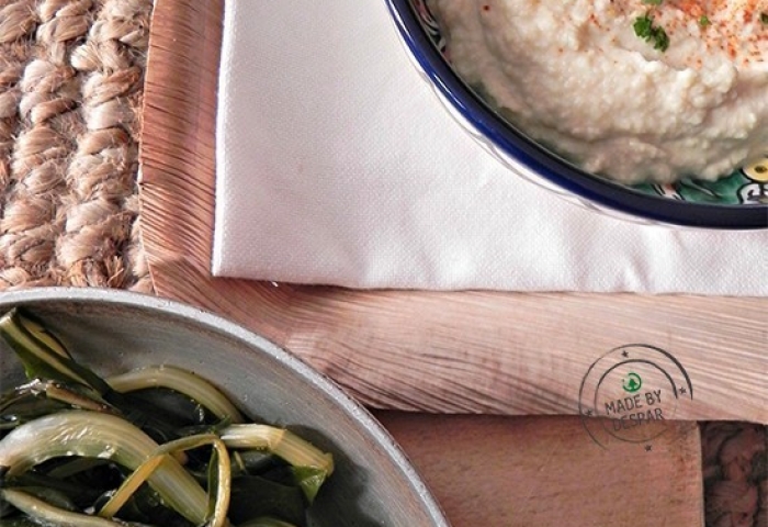 Cicoria ripassata con hummus di fave