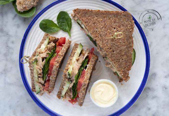 Club sandwich di segale con sgombro e verdure