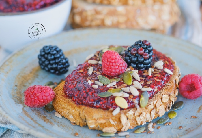 Composta di chia ai frutti rossi su pane integrale con semi