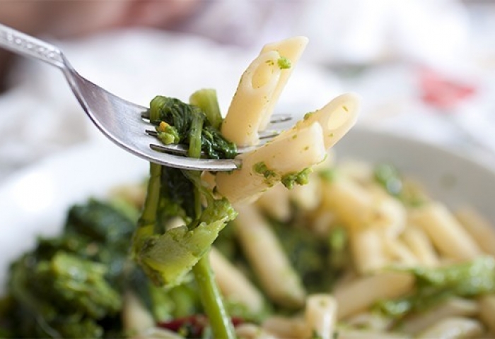 Condimento sano: cime di rapa, filetti d’acciuga e pinoli