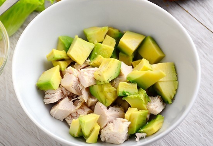 Condimento sano: petto di pollo, mela e avocado