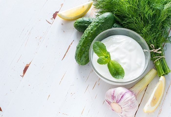 Condimento sano: salmone affumicato, pomodorini e salsa tzatziki