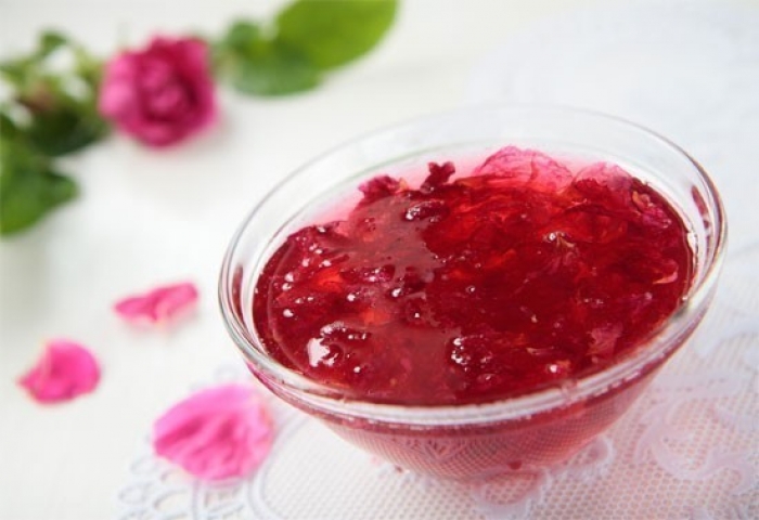 Confettura di fragole e petali di rosa