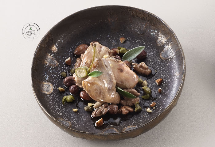 Coniglio con capperi, frutta secca e limone