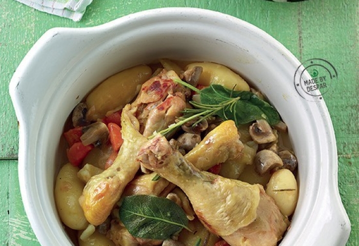 Cosce di pollo con patate, funghi champignon e verdure