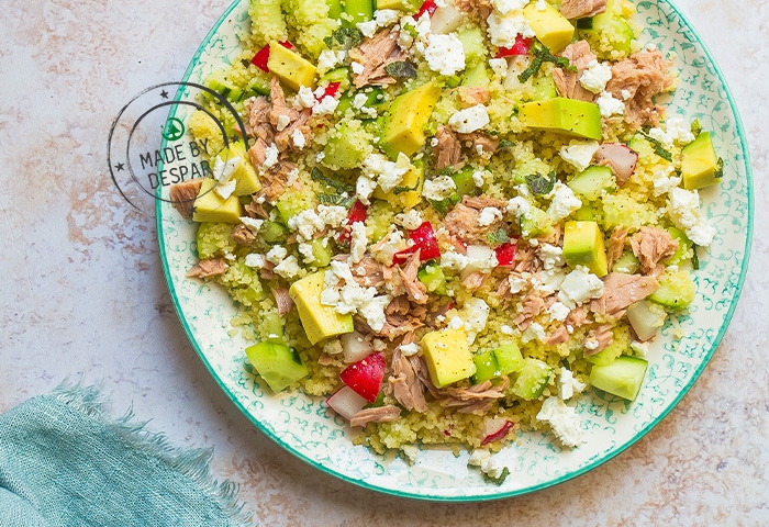 Cous cous con tonno, feta, avocado, ravanelli e cetrioli