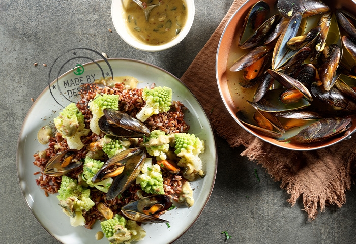 Cozze al curry e latte di cocco, riso rosso e broccolo romanesco alla senape
