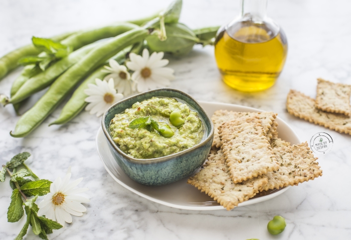 Crackers di farro con crema di fave