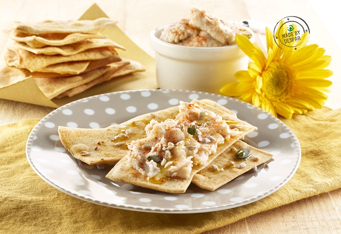 Crackers integrali con crema di fagioli alla paprica e semi