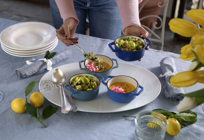 Crema di carote e curry, con orzo e verdure verdi