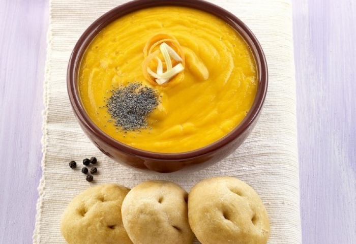 Crema di carote e porro con focaccine ai ceci