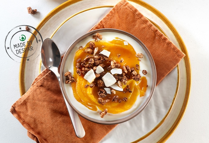 Crema di zucca e mela con yogurt, granola al cioccolato, nocciole e cocco