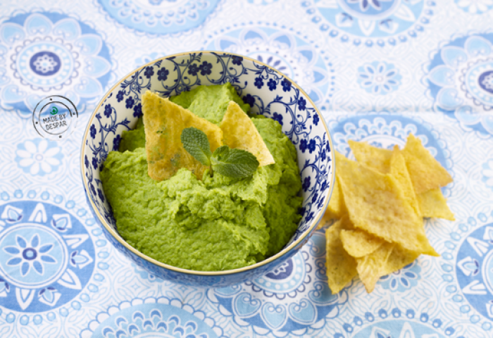 Crema spalmabile di piselli alla menta e mandorle con tortillas
