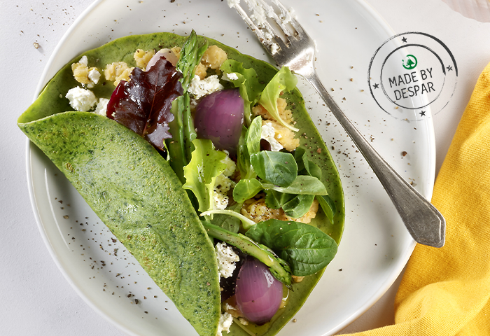 Crepes di spinaci con misticanza, asparagi, lenticchie e robiola