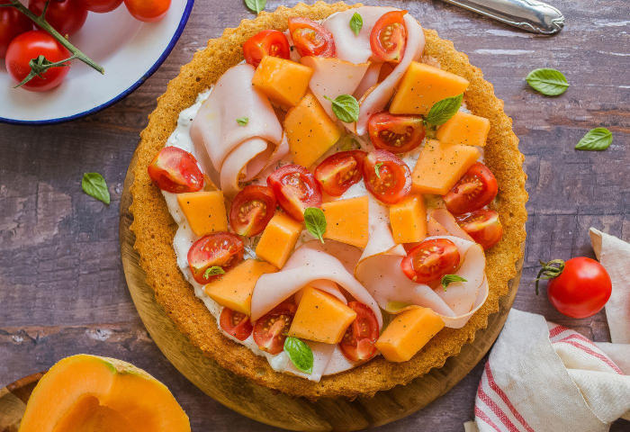Crostata morbida salata con tzatziki, pomodorini, melone e arrosto di tacchino