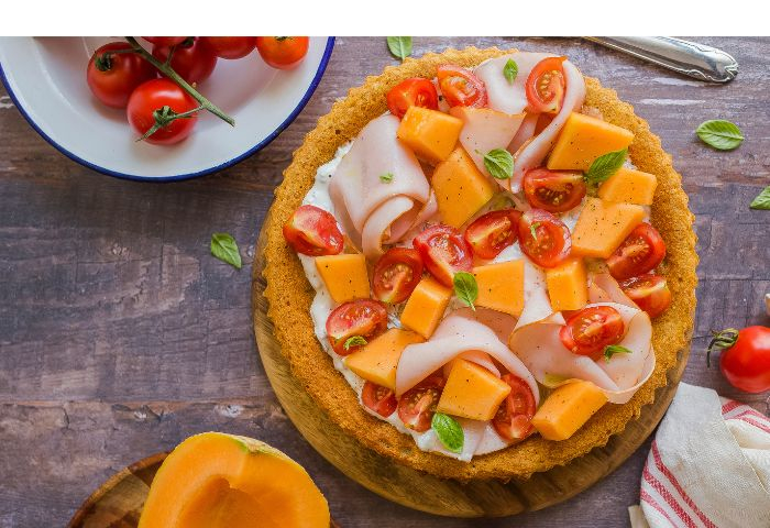 Crostata morbida salata con tzatziki, pomodorini, melone e arrosto di tacchino