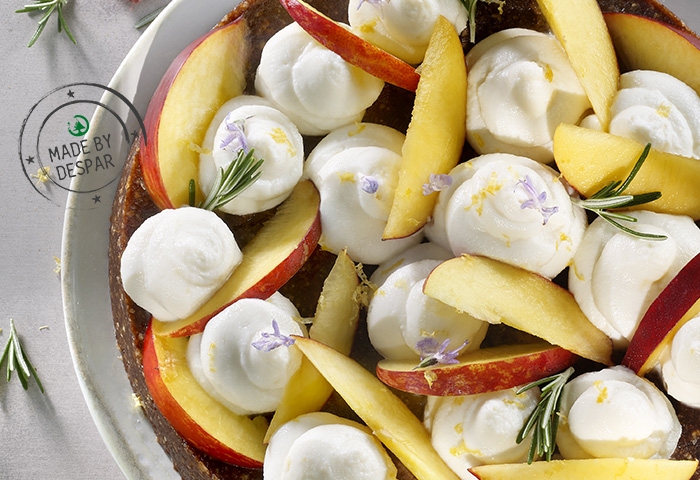 Crostata senza cottura con crema di ricotta al limone, pesche e rosmarino