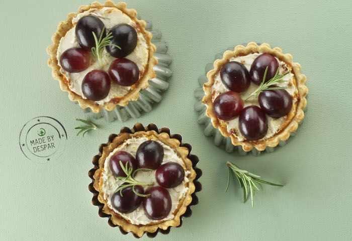 Crostatine salate con caprino e uva rossa
